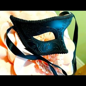 🖤 NWOT Costume party mask with ribbon
